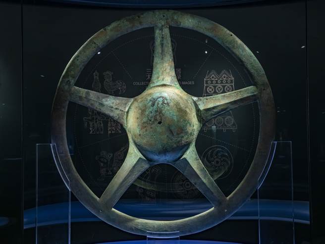 1986年出土于三星堆2号祭祀坑的青铜太阳轮。（图／新华社）