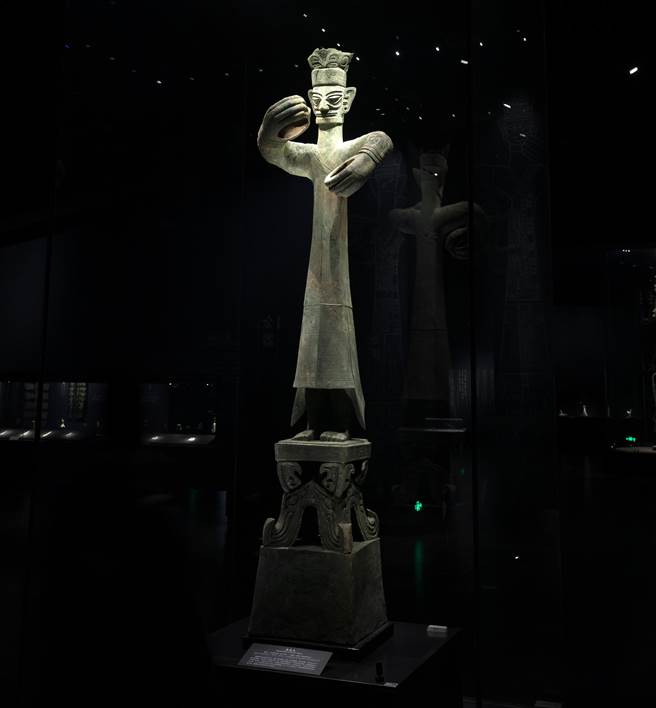 三星堆博物馆拍摄的1986年出土于三星堆2号坑的青铜大立人，高160公分。（图／新华社）
