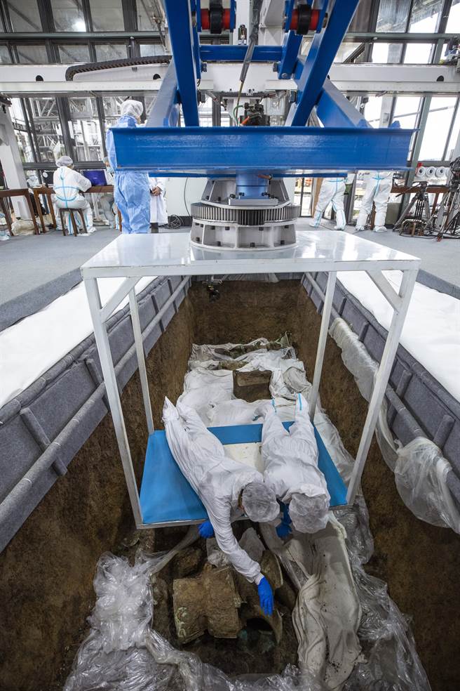 三星堆遗址考古发掘现场，考古人员利用特制的升降设施与数位设备在3号坑内作业，以减少对坑内文物的影响。（图／新华社）