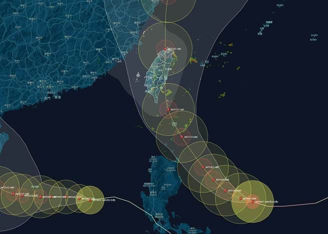由于预测路径不断向东修正，专家预估璨树有机会「贯穿台湾」。(摘自台湾颱风论坛脸书)