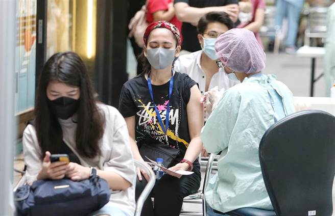 第八轮AZ今10点开放预约，这2种人有资格。图为民眾接种疫苗的画面。（赵双杰摄）
