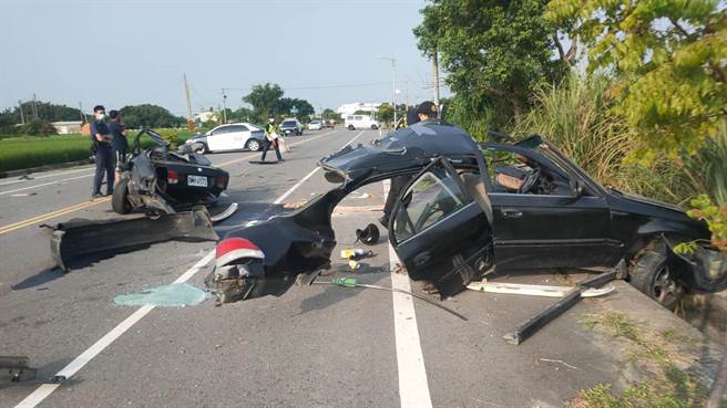 苗栗縣苑裡鎮苗43線道、德行路口，10日清晨發生自小客車自撞路旁電桿，轎車當場斷成2截。（讀者提供／謝明俊苗栗傳真）