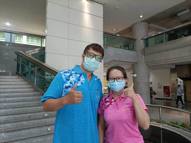 学员硕士张淑玲（右）希望未来能发展文化农业；谢世新（左）盼能透过课程学习栽培、管理以及行销上的专业。（陈淑娥摄）