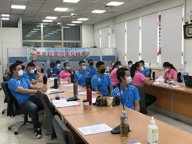 台中市青年从农培训课程今天在丰原阳明大楼举行开训典礼，农业局长蔡精强出席主持。（陈淑娥摄）