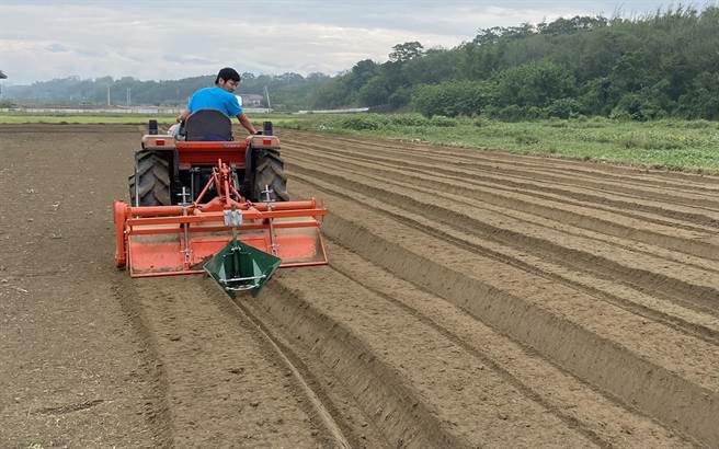 青农学员不畏辛苦返乡投入务农工作。（农业局提供／陈淑娥台中传真）