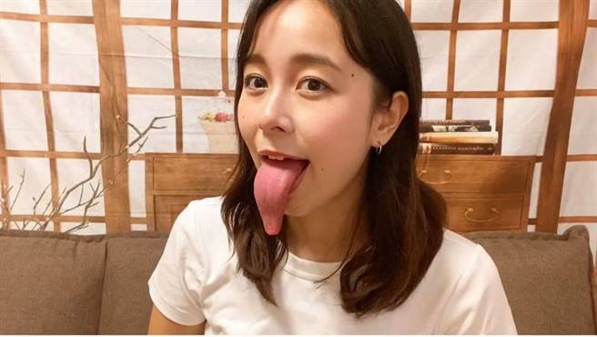 Michaela拥有惊人长舌。（图/翻摄自佐藤ミケーラ倭子_Youtube）