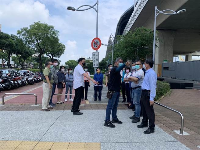 潭子火車站前人行道空間，常有違規停放機車、電動車，大雅警分局長賈立民9日與當地民代等單位會勘。（大雅警分局提供／陳淑娥台中傳真）
