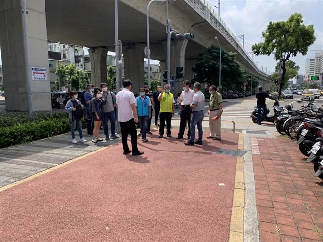 潭子火車站前人行道空間，常有違規停放機車、電動車，大雅警分局長賈立民9日與當地民代等單位會勘。（大雅警分局提供／陳淑娥台中傳真）