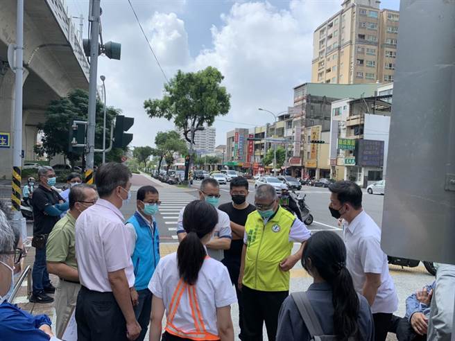 潭子火車站前人行道空間，常有違規停放機車、電動車，大雅警分局長賈立民9日與當地民代等單位會勘。（大雅警分局提供／陳淑娥台中傳真）
