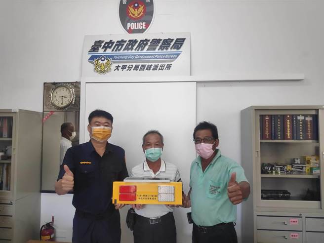 西岐各社區發展協會捐贈太陽能爆閃警示燈給警方，廣設於重要路段及易肇事路口。（大甲警分局提供／陳淑娥台中傳真）