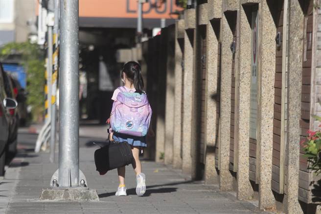 新冠肺炎疫情再次升溫，台北市10日共有2間國中、1間國小、1間幼兒園全校或部分班級停課，其中松山區某國中，除確診者班級內29人停課14天居家學習外，其餘班級預防性停課一天。（示意圖，杜宜諳攝）