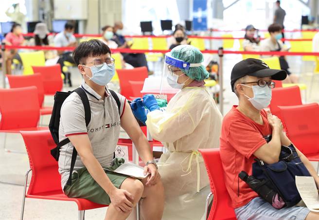 长辈抢打第二剂，疫苗预约平台10点一到秒当机。图为民眾打疫苗的画面。（资料照／陈俊吉摄）