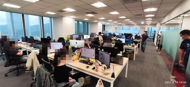 金门县警察局刑警大队追查网路赌博平台诈欺案件，跨海赴台北市破获1个多国籍博弈诈欺网站。（警方提供）