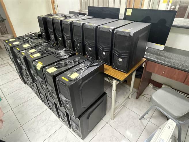 现场查扣电脑主机35台、笔电9台、手机12支等赃证物。（警方提供）
