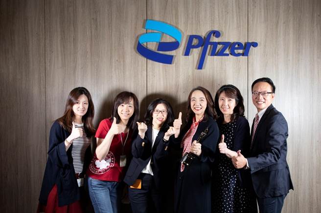 台灣輝瑞榮獲2021 HR Asia「亞洲最佳企業雇主獎」。圖右三為葉素秋總裁。（照片／台灣輝瑞提供）