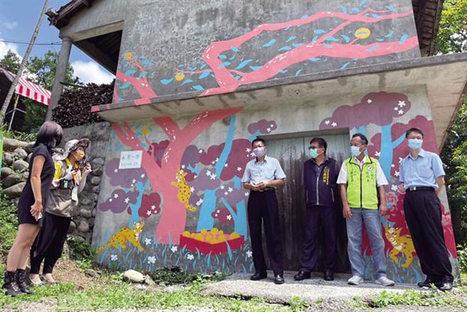 艺术家张佑龄运用水梨、梨树认养、石虎等意象，融入水寨一方农场的彩绘墙。　图：东势农会／提供