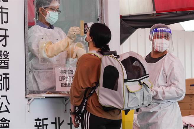 新北市前天對板橋某社區大樓住戶全面篩檢，其中確診者集中B棟，B棟全面清空入住集中檢疫中心，A棟則全面篩檢並自主健康管理，遭質疑無法阻止疫情散播。（示意圖，黃子明攝）