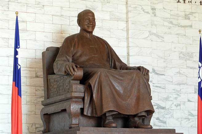 促转会8日公布中正纪念堂转型方案，预计以「反省威权歷史公园」为主轴，并建议移除大厅内铜像。（姚志平摄）