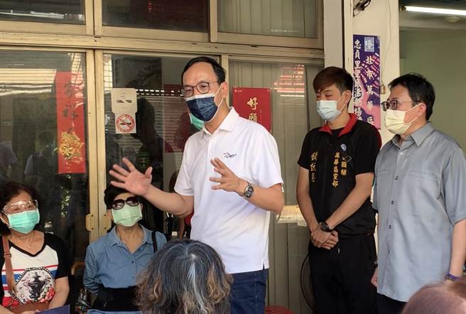 朱立伦今天自万华座谈出发，连跑8场基层座谈。（民眾提供）