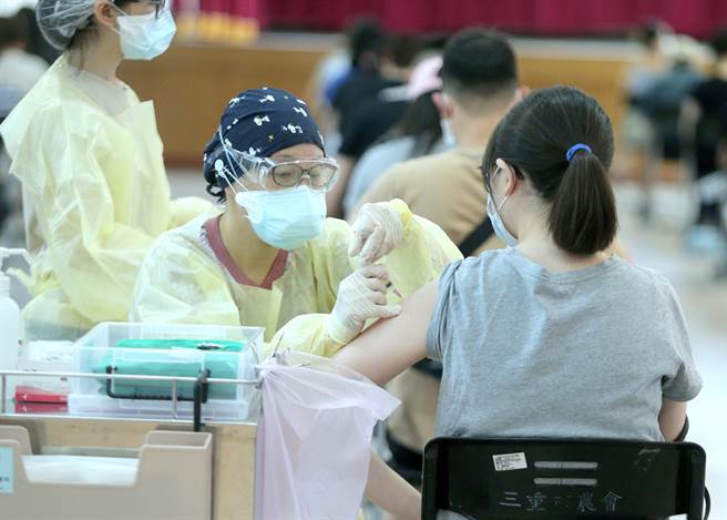 迎战Delta疫情 王任贤：让新北比照屏东紧急接种疫苗。图为医护人员为民眾施打疫苗。(示意图，粘耿豪摄)