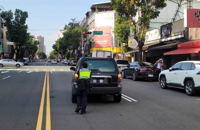感人的背影！民眾車子路中故障，波麗士大人推車解圍。（民眾提供／盧金足台中傳真）