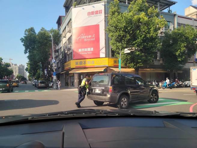 感人的背影！民眾車子路中故障，波麗士大人推車解圍。（民眾提供／盧金足台中傳真）