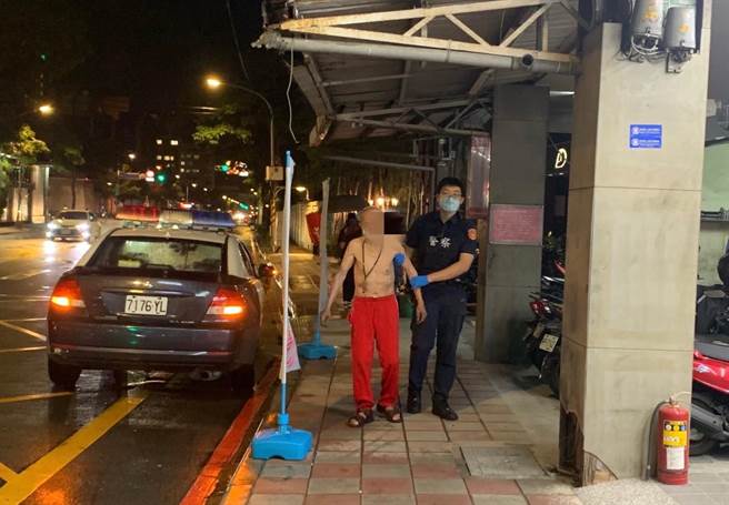 板桥分局员警带老翁回派出所休息。（警方提供）