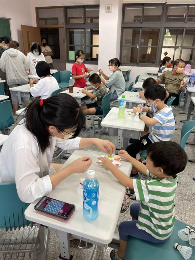 國立金門大學社會工作學系與金門縣新移民關懷協會合辦溫馨親子DIY祈福風鈴活動。（金大提供）