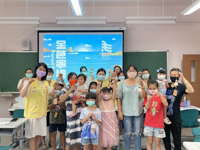 金門大學祈福風鈴DIY ，邀請新住民家庭的爸爸、媽媽及小朋友一起動手做，共度美好時光。（金大提供）