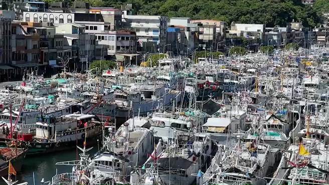 南方澳第一渔港10日上午已经挤满了提前入港避风的渔船。（胡健森摄）