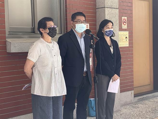 针对新竹县市合併升格议题，时代力量党团总召邱显智表示，选举前因人设事改规则，非常不妥。（林缙明摄）