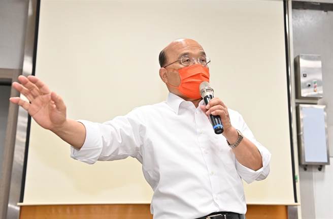行政院长苏贞昌今（10日）到西螺镇汉光果菜市场视察蔬果採收及包装作业，针对媒体询问双北疫情延烧，是否考回升三级警戒，他表示，目前没有升级的条件。（行政院提供）
