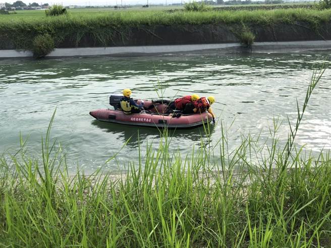 台南市後壁區172甲線嘉南大圳和平橋下發生溺水案，消防人員到場將大體打撈上岸。（讀者提供／劉秀芬台南傳真）