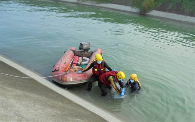 台南市後壁區172甲線嘉南大圳和平橋下發生溺水案，消防人員到場將大體打撈上岸。（讀者提供／劉秀芬台南傳真）