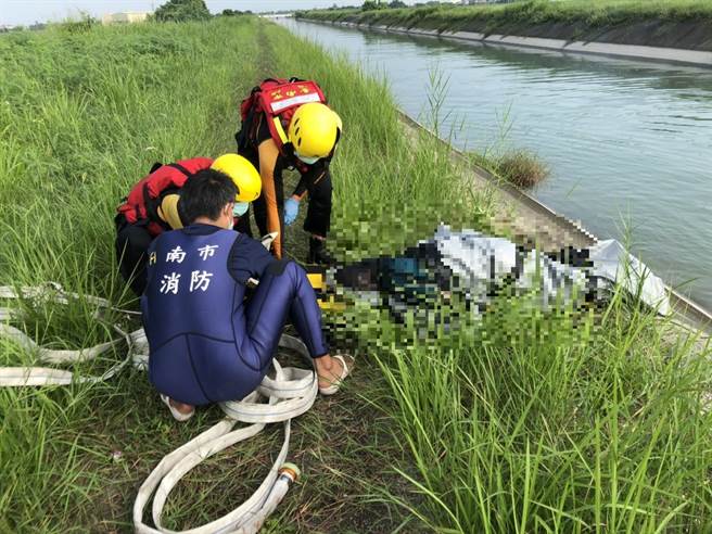 台南市後壁區172甲線嘉南大圳和平橋下發生溺水案，消防人員到場將大體打撈上岸。（讀者提供／劉秀芬台南傳真）