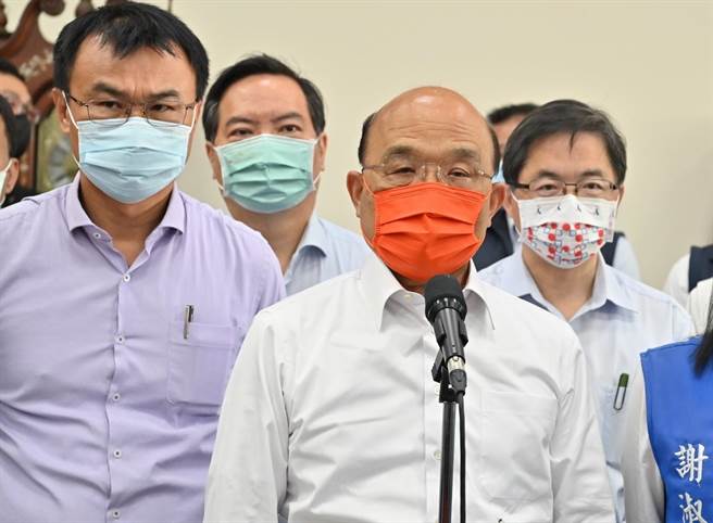 針對促轉會規畫拆除中正紀念堂的蔣介石銅像，行政院長蘇貞昌今天（10日）上午在西螺鎮視察時表示，會多多溝通聯繫，力求做到為社會各界接受。（行政院提供）