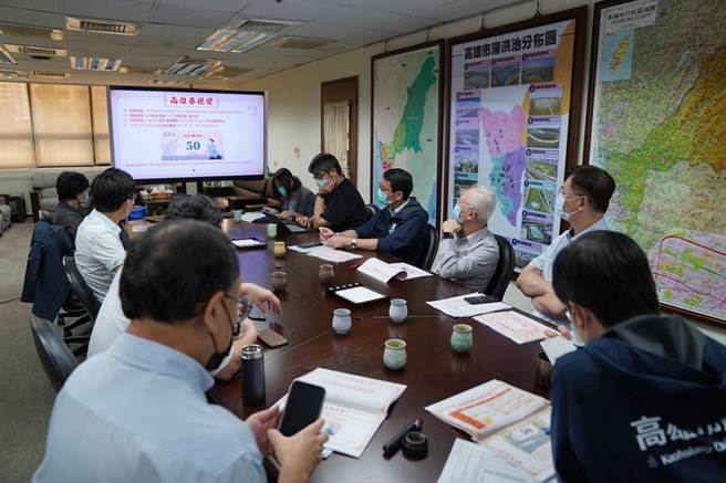 高雄巿振興政策研發小組開會。（摘自史哲臉書）