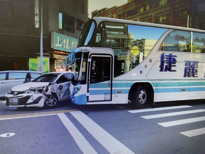 瀛海中学外包校车载学生上学途中出车祸。（读者提供／程炳璋台南传真）