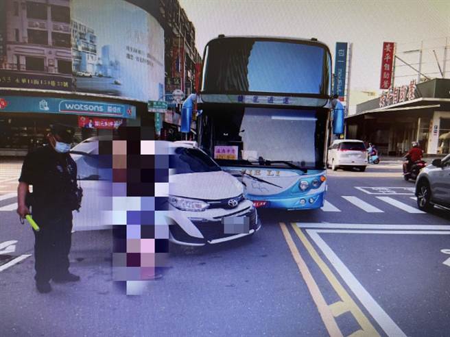 轿车与校车争抢进入华平路互撞，轿车右侧受损严重。（读者提供／程炳璋台南传真）