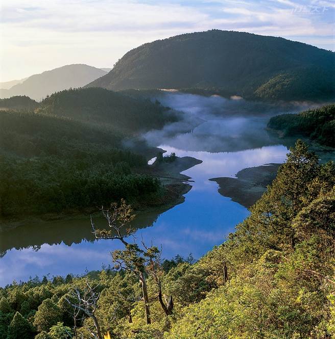 環繞台灣最大的高山湖泊的翠峰湖環山步道，海拔1,840公尺，循昔日 運材軌道路線整建，晨昏變化萬千，湖面 偶爾升起水氣，十分夢幻。（圖片提供/羅東林管處）

