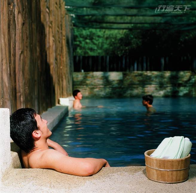 台灣唯一藍色溫泉的鳩之澤溫泉，泉色呈淡淡寶藍色，屬於 弱鹼性碳酸納泉，無臭味。有露天大眾池、湯屋和男、女裸湯及煮蛋槽。（圖片提供/羅東林管處）