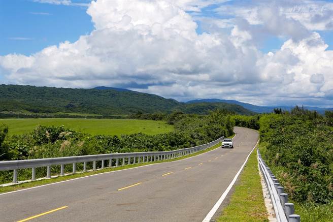 驰骋在草原的公路上就像是来到国外牧场景色壮阔。(图/行遍天下)