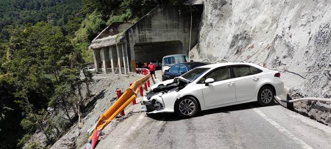 中横观原段边坡灾修吊车翻覆，波及4辆小客车已知2人无生命迹象。（警方提供）
