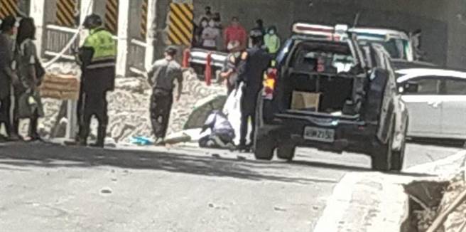 中横关原段吊车翻覆 2人遭撞击无生命迹象。（警方提供）