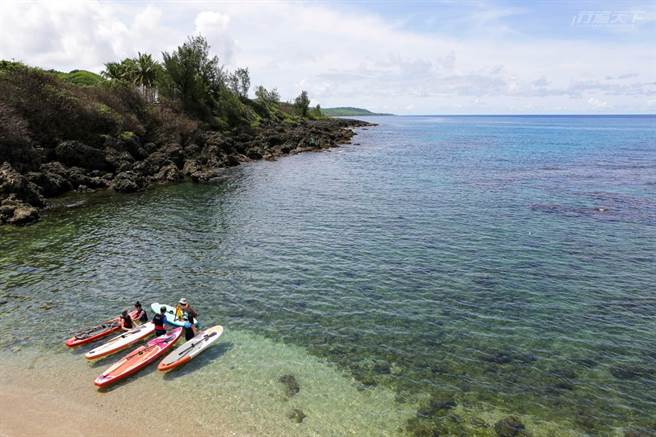 万里桐纯朴的小渔村风光安静就像一幅画，海湾中也有不少游客进行水上活动。(图/行遍天下)