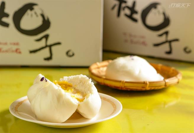 起司包子内馅浓郁爆浆，热热吃小心烫口。(图/行遍天下)
