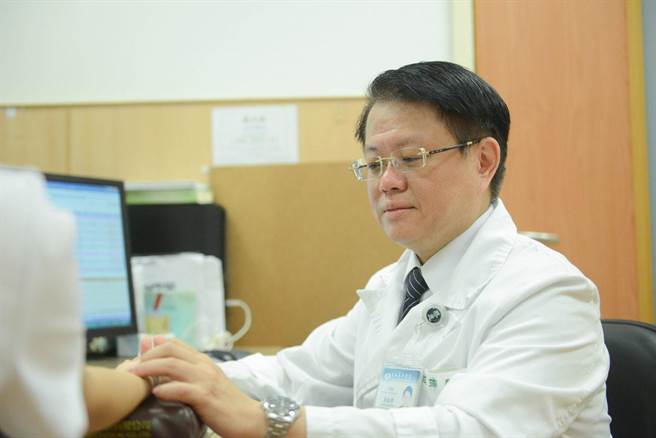 中医部吴炫璋副主任透过中药「扶正祛邪」搭配针灸进行调理，治疗后陈奶奶不适症状逐一缓解。（台北慈济医院提供）