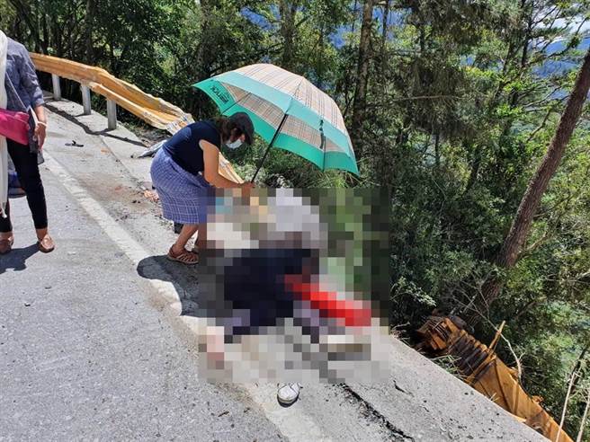 吊车翻覆，2人遭撞击无生命迹象。（警方提供）