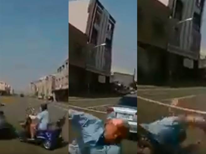 轿车疑似遭到前车挡住视线，该车驾驶没注意到路口有名老人正骑着电动车缓缓穿过，就直撞过去，造成老人当场遭撞飞倒地。（翻摄自脸书「重机车友各区路况、天气回报中心」）