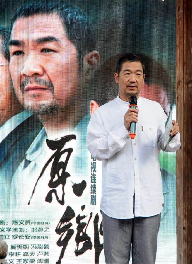 《原乡》总导演兼主演张国立介绍《原乡》故事。由海峡两岸联合打造、纪念台湾开放老兵回乡探亲25周年的电视剧《原乡》围绕台湾老兵回乡展开，书写了一段大歷史背景下小人物的命运。本剧将在海峡两岸和香港取景拍摄，共计30集。（新华社）